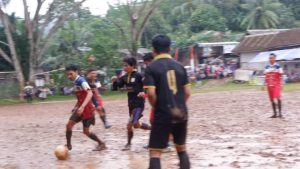 Sepak Bola Di Lapang Berlumpur Rayakan HUT RI Ke- 77